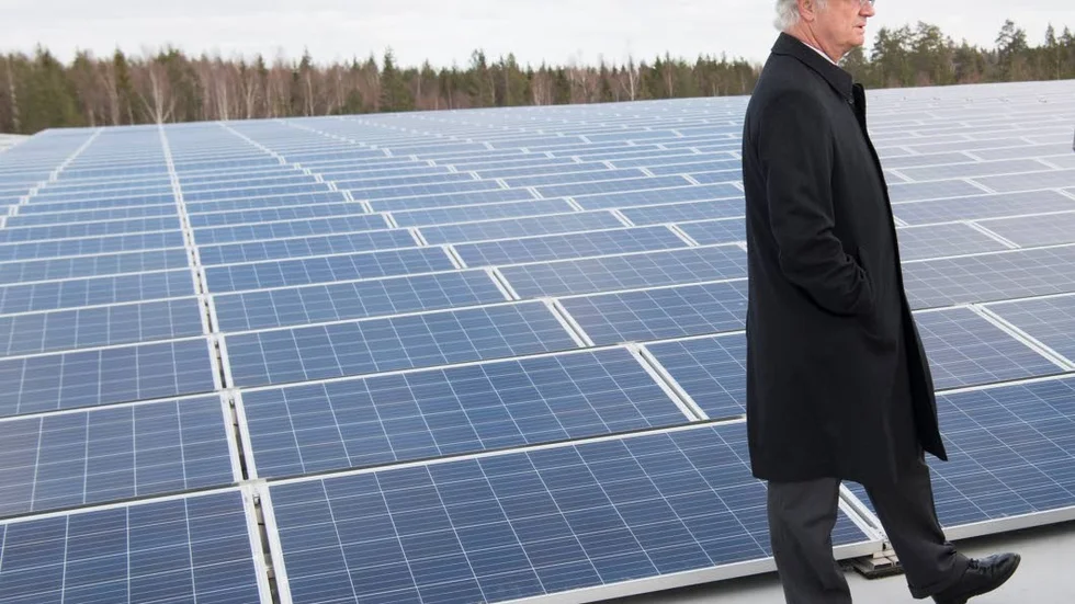 Insändarskribenterna menar att de riktigt stora taken inte används till solceller. Här inviger dock 

Kung Carl Gustaf solcellsanläggningen på Apoteas logistikcenter. På taket till lagret finns 5500 solcellsmoduler som motsvarar en yta på fem fotbollsplaner med solceller.