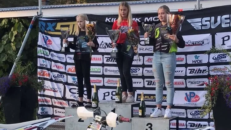 Tuva Bernhardsson (till höger) kunde stoltsera med en pokal för sin tredjeplats.