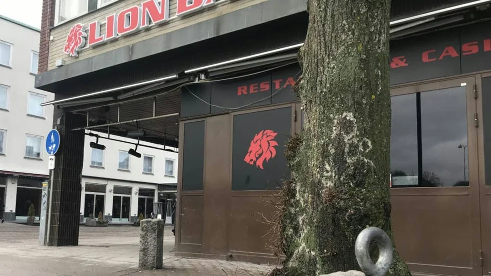 Snart öppnar Lion Bar igen efter att ha fått tillbaka serveringstillståndet.