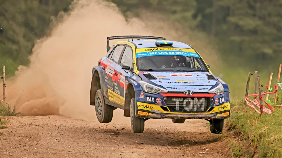 Tom Kristensson och Eskilstuna MK:s Andreas Johansson flyger fram under EM-deltävlingen i Polen.