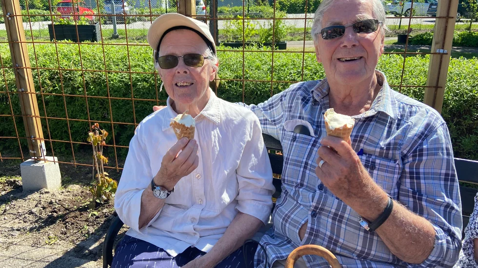 Inez och Helge Windarp har varit gifta i 68 år. Dagligen hälsar Helge på sin hustru på Kristinagården. Här njuter makarna av äldreboendets hemgjorda glass.
