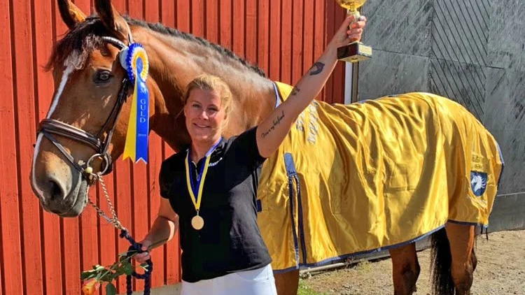 Matilda Lancing tog SM-guld i helgen med inlånade hästen Halving.