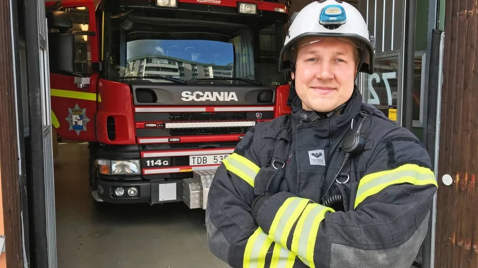 Deltidsbrandman Joel Arringer utanför Torshälla brandstation. En vecka i månaden har han jour och måste, om det går larm, lämna sitt ordinarie arbete som processoperatör på Carpenter powder products.