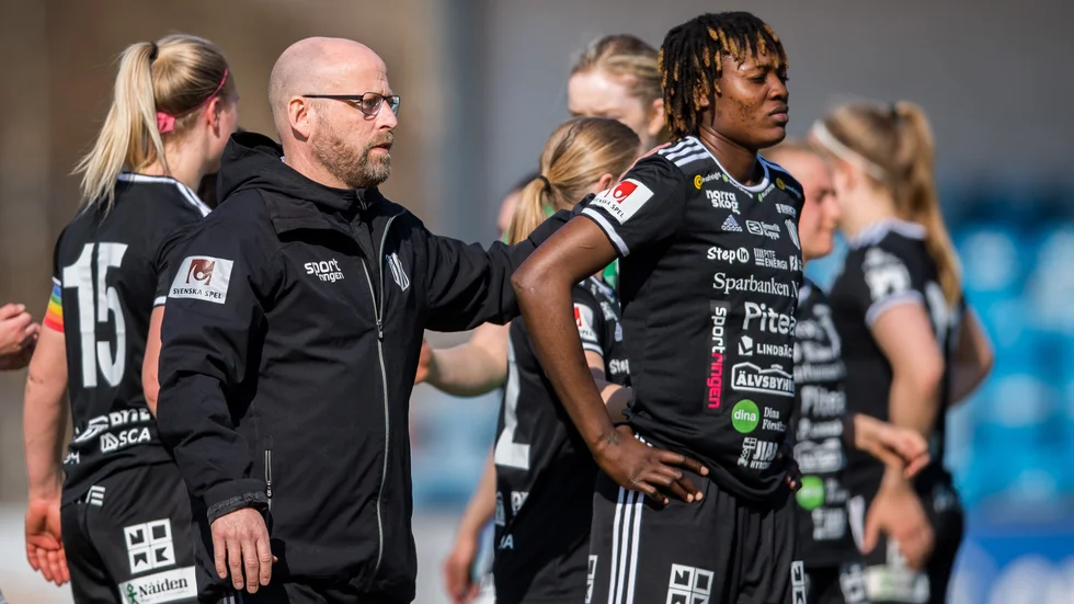 Piteås tränare Stellan Carlsson och målskytten Anam Imo  deppar efter säsongens andra förlust.