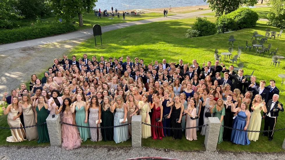 Alla avgångsklasser på Europaskolan samlade på balen när kvällens första skål utbringas.
