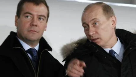 Det presidentval som hålls på söndag är redan avgjort. Den av Putin handplockade kandidaten, en färglös byråkrat vid namn Dmitrij Medvedev (till vänster) blir ny president.