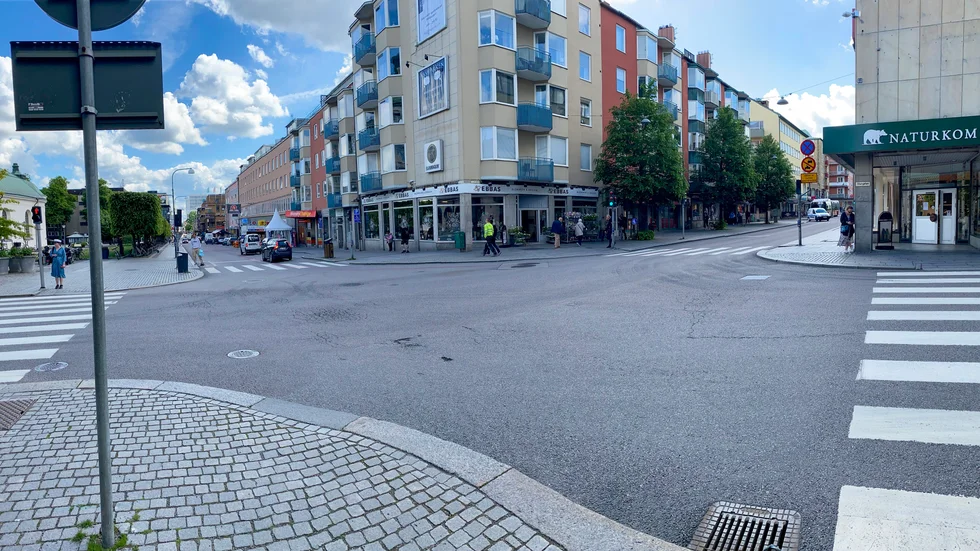 En 39-årig man, som arbetar som matbud, har åtalats för att vid två tillfällen ha kört bil på den del av S:t Larsgatan där det är förbjudet att köra bil. 