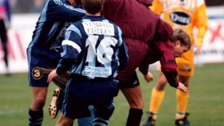 En klassisk bild från svensk fotboll, tagen i maj 2000. En åskådare är missnöjd med domaren Anders Frisk och springer in på plan och angriper honom. Djurgårdsspelare kommer snabbt till domarens undsättning. Foto: Jack Mikrut/Scanpix/Arkiv