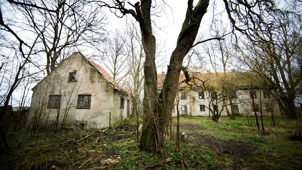 Gården Lilla Vede i Follingbo, vilken stått orörd i många år, är såld. Två köpare betalar sammanlagt runt 5,5 miljoner kronor för de sammanlagt fem fastigheterna. Köparen av byggnaderna har för avsikt att reovera dem.