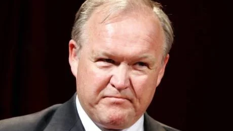 Göran Persson (s) införde som utbildningsminister de kunskapsrelaterade betyg, som nu finns. Jan Björklunds (fp) fler betygssteg är bara en skenreform.