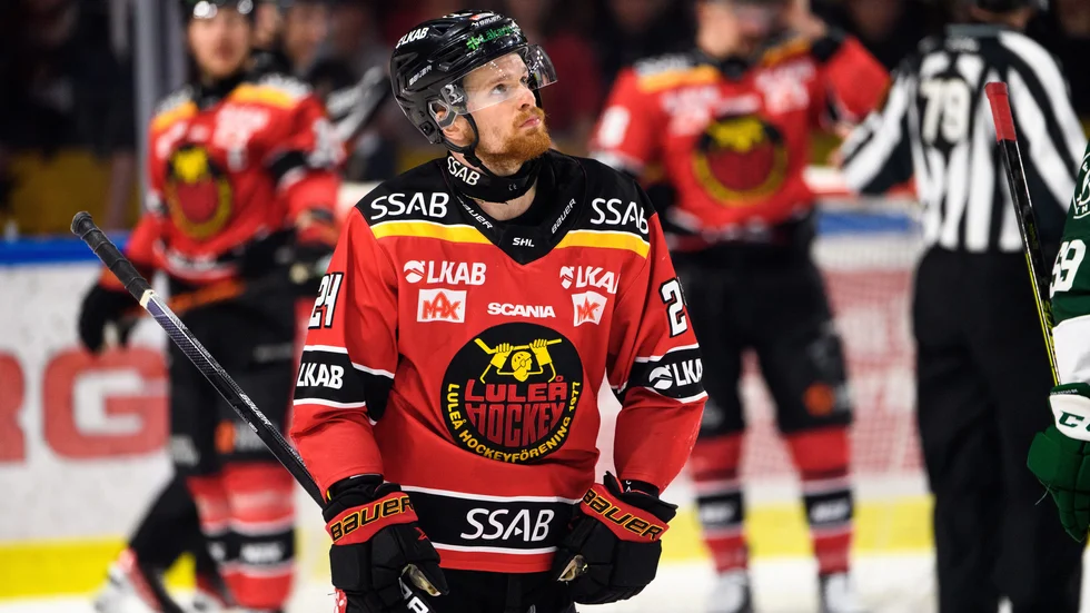 Brendan Shinnimin kollar upp mot jumbotronen efter den omtalade situationen med Michael Lindqvist. 