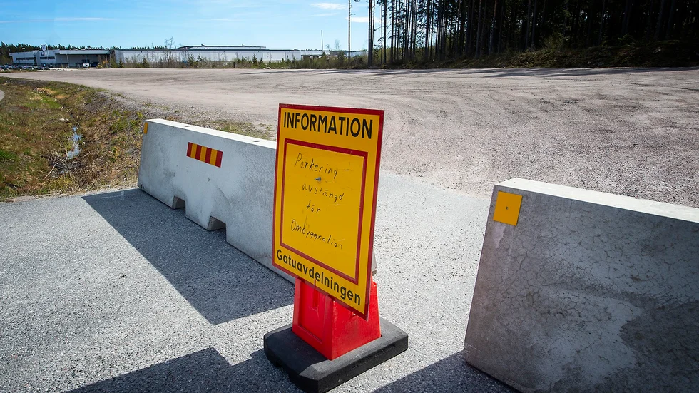 Den logistikanläggning som ska byggas på platsen kommer att ta en del av parkeringen i anspråk. I början på juni kan de förberedande markarbetena börja.