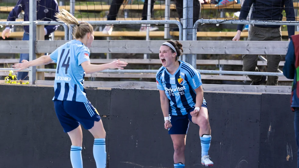 Djurgårdens Hayley Dowd, till höger, jublar med Sara Olai efter sitt mål mot AIK