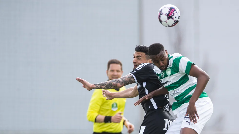 Theo Rask i nickduell med Örebros Ahmed Yasin på Iver Arena.