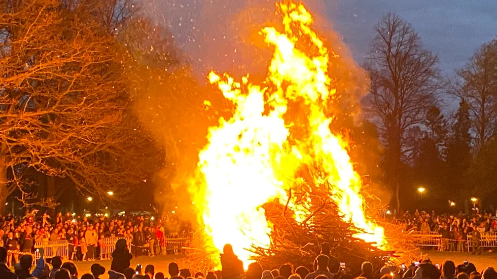 Valborgsmässoelden flammar i Folkparken i Norrköping.