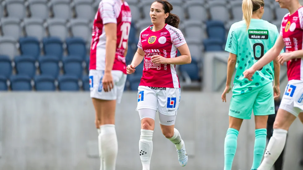 Helén Eke förlänger sitt kontrakt med Uppsala fotboll. 