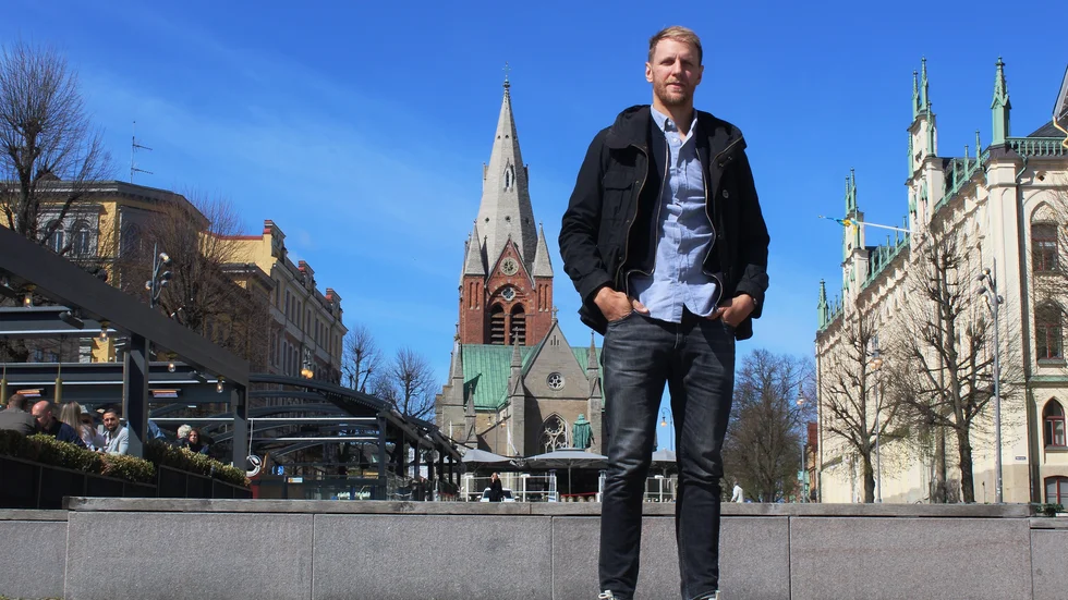 Carl Gunnarsson har avslutat ishockeykarriären och flyttat hem till Örebro. 