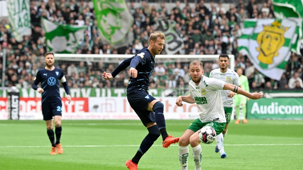 Malmös Ola Toivonen och Hammarbys Darijan Bojanic under måndagens match i allsvenskan mellan Hammarby och Malmö FF på Tele2 arena.