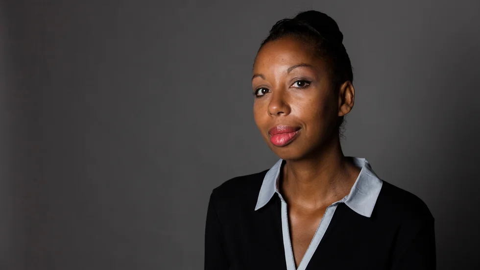 Marie NDiaye (född 1967) anses vara en av Frankrikes främsta författare och dramatiker. I svensk översättning finns sedan tidigare romanerna "Tre starka kvinnor", "Mitt instängda hjärta", "Ladivine" och "La Cheffe" från 2018.