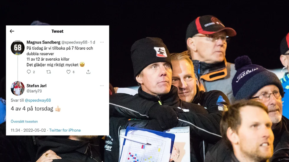 Stefan Jarl, som här kramar om lagledarkollegan Jerker Eriksson, kanske råkade avslöja Smedernas premiärlag ett dygn i förväg på sociala medier.