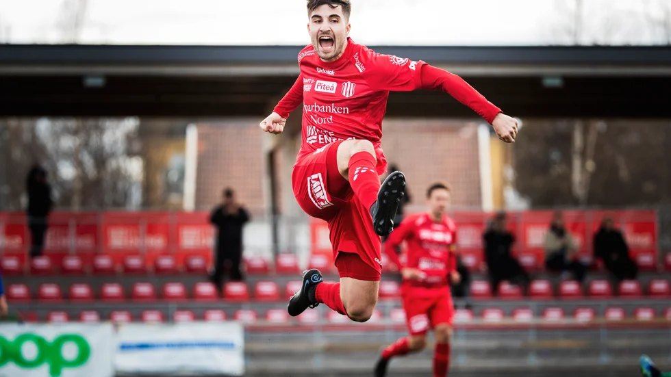 Sia Jamehdar går till väders och jublar över kvitteringsmålet i matchen mot Täby. Piteå vände 1-2 underläge till seger 4-2.
