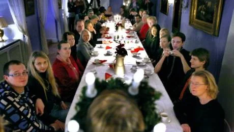 Till landshövdingens residens hade internationella studenter bjudits in för att se på Gotland Lucia.