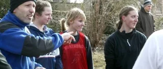 Tre tjejer lockades av tuffa tacklingar