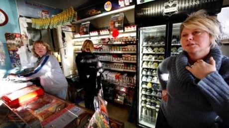 Tobakslager. Tobaken står för 75 procent av den totala omsättningen, berättar Lännakioskens ägare Anna-Lotta Ekstedt (till höger). Ibland blir hon och de anställda Jane Ekström och Margareta Källgren kallade kärringjävlar, när de nekar minderåriga att köpa snus eller cigaretter. Drifterna är starka. Återstår att se om försäljningen minskar, nu under "Tobaksfria veckan". Foto: Henrik Radhe