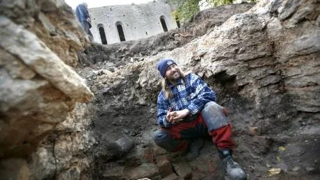 FYND. I ena hörnet av rummet ligger tegelstenar som visar att här funnits en eldstad, antingen för uppvärmning eller för matlagning.                                                                                                               Foto: Petra Jonsson