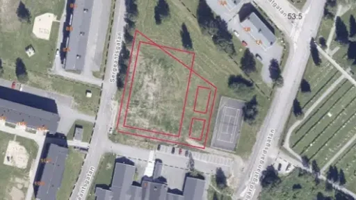 Den fotbollsplan bakom Björkdungens förskola där det byggas ett nytt bostadsområde för studenter ersätts med ny plan framför förskolan intill befintlig tennisplan.