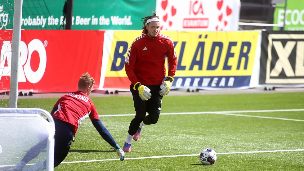 Oscar Linnér tränar med IFK i väntan på vad som ska hända i sommar. "Jag har helt enkelt fått chansen att komma hit och träna vilket är en stor ära för mig att göra i en klubb som Norrköping", säger han till Sporten.