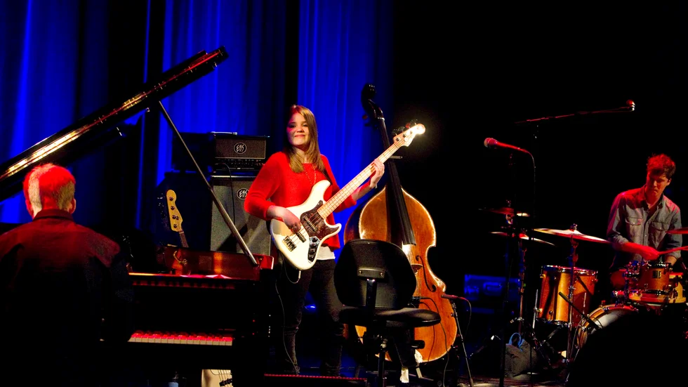 Basisten Elin Sandberg med sina bröder Peter på piano och Joel på trummor under en examenskonsert på UKK 2012.