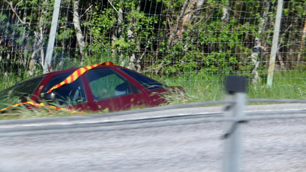 En person fick föras till sjukhus efter en singelolycka på E4 på onsdagen.