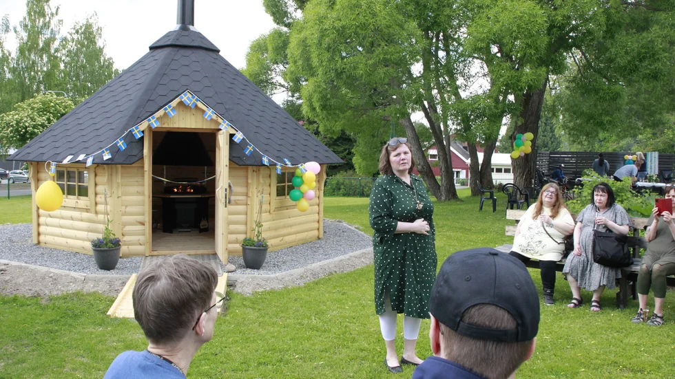 Monica Gustafsson passade på att säga några ord innan hon klippte bandet till grillkåtan.