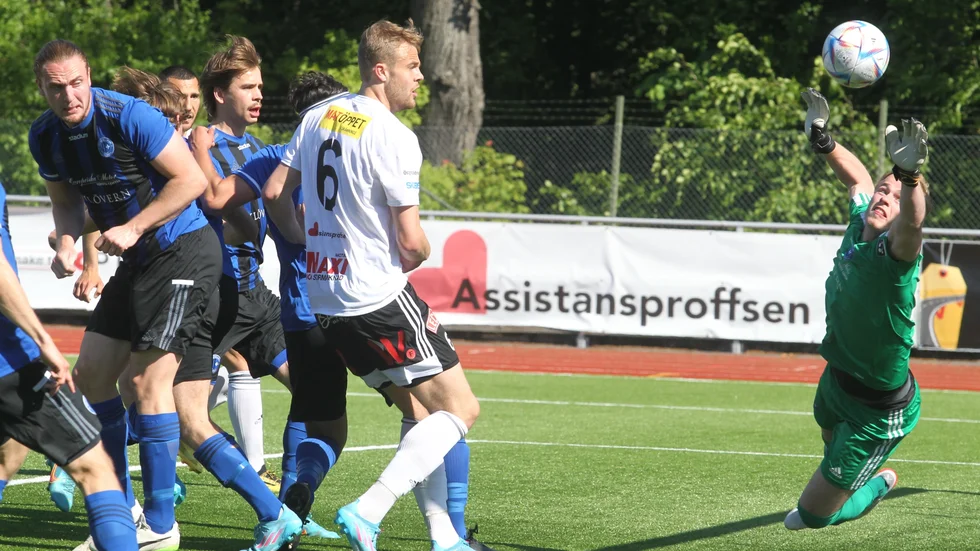 Motala AIF:s vänsterback Anton Pellettieri Hennig oroar framför Gustav Nyberg, men Täbymålvakten kan rädda.