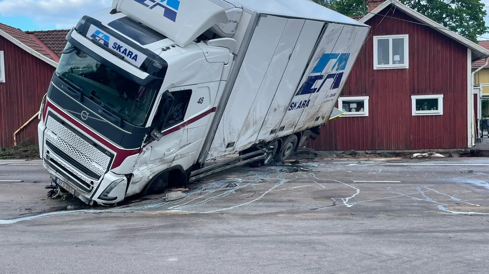 Mjölkbilen som körde i diket på 53:an satte stopp för den tunga trafiken under fredagen.