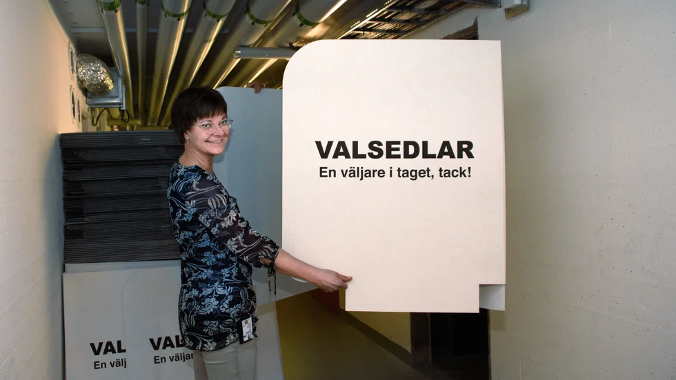 "De här skärmarna är det nya i det här valet", säger valsamordnaren Inger Fältros Lundgren, och håller upp skärmar för att hindra insyn vid valsedlarna.