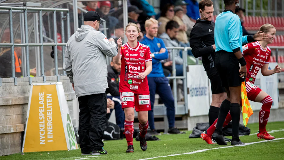 PIF-tränaren Stellan Carlsson tackar Hanna Andersson för insatsen i 3-1-matchen mot Umeå. Nu väntar AIK i Solna, Djurgården i Kiruna och Kristianstad inom loppet av tio dagar.