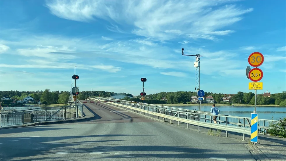 Att bron endast kommer att öppna för båttrafik tre gånger per dag är utomordentligt bra! Skriver Bea Nordebrink,
öbo på Tosterön.
 