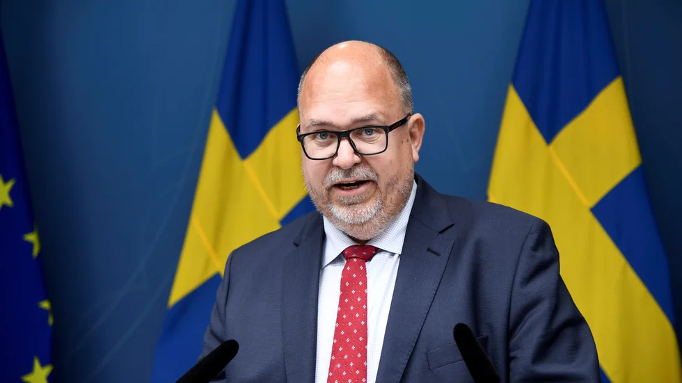 Näringsminister Karl-Petter Thorwaldsson (S) meddelar att staten minskar sitt ägande i SAS.