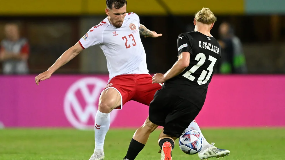 Pierre-Emile Højbjerg i duell med Xaver Schlager.