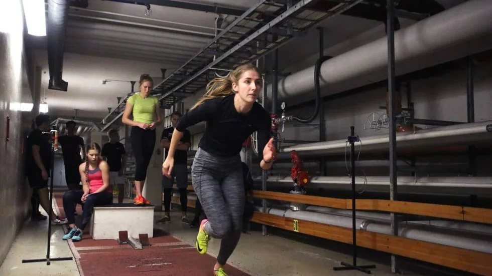 Anna Östergren flyger ur startblocken. I sommar tävlar hon i höjdhopp vid ö-spelen på Gibraltar.