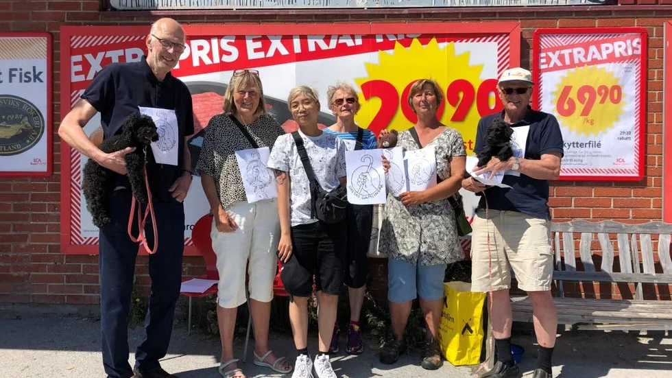 Mellan 10-20 gamlingar har stått utanför Bungehallen för att visa sitt engagemang.