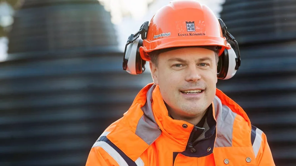 Jesper Klefsjö, tf chef för Stadsbyggnadsförvaltningen, menar att tidsplanerna av skolombyggnationer kan komma att skjutas upp. I vilken omfattning är oklart.
