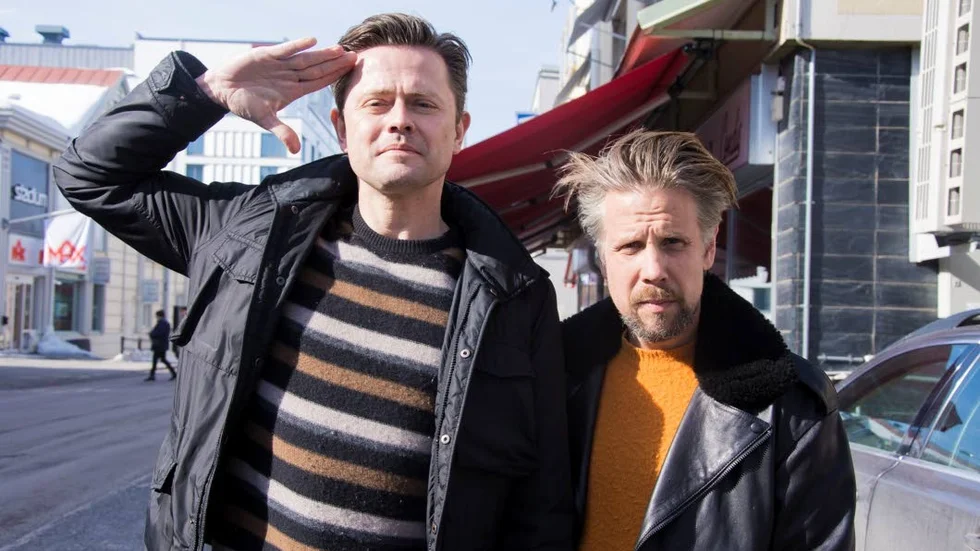 Filip Hammar och Fredrik Wikingsson mötte publiken och svarade på frågor innan en morgonföreställning av Tårtgeneralen.