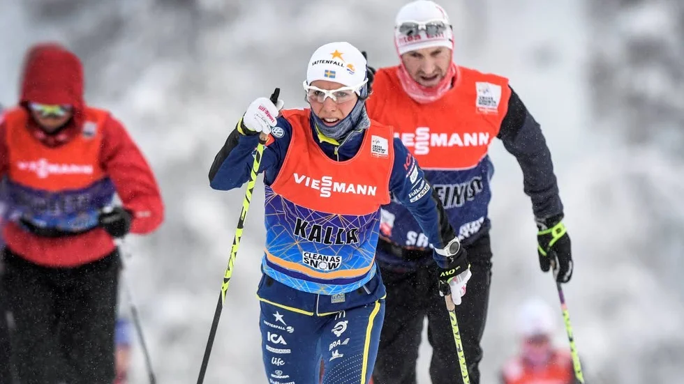 I fas. Charlotte Kalla, här med tränaren Magnus Ingesson, har gjort succé under inledningen av säsongen och hon leder den totala världscupen.