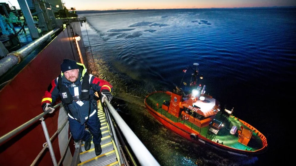 I framtiden kan kanske lotsen som hjälper fartyg att anlöpa hamnen sköta lotsningen från land med tekniska hjälpmedel. En fördel är säkerhetsaspekten när lotsarna inte behöver ta sig ombord på fartyget vilket ibland kan innebära vissa säkerhetsrisker.