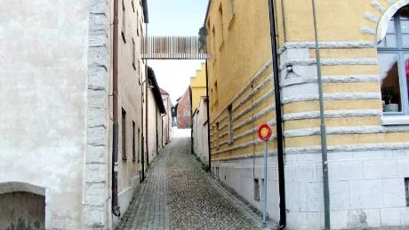 Spång. Här i Novgorodgränd ska Payex bygga en öppen gångbro mellan sina fastigheter. Förslaget med räcke av rektangulära kopparrör har "förtjänster genom en stram och självständig form som undviker att påminna om mer ordinära broar", skriver länsstyrelsen, som också godkänt ännu ett alternativ. Bilden är ett montage. arkitektskiss: AQ Arkitekter
