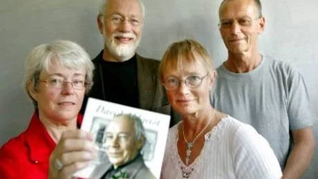 ETT LIV I BOX. Dotter Lena Axelsson och radiojournalisten Clary Winberg är framme vid releasen av den cd-box de gjort med David Ahlqvists material. Bosse Carlgren har formgett boxen tillsammans med sin son Johan och Henry Larsson har stått för inspelning och ljud.