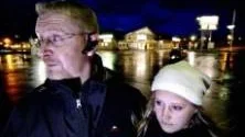 Oroliga. Thomas Petterssons dotter Isabel, 12, var en av dem som misshandlades i fredags. "Jag hade aldrig tänkt att något sånt skulle hända. Jag är lite mer på min vakt nu", berättar Isabel, som först i går fick ge sin version för polisen. foto: tommy  söderlund